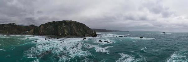 aéreo ver de campechano playa es situado en Asturias, España en un nublado día. foto