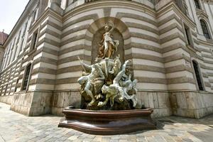 escultura fuente poder de mar michaelerplatz cerca Hofburg palacio en Viena famoso punto de referencia de Viena, Austria. foto