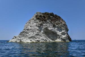 santorini blanco playa con un brillante azul cielo y el azul mar en Grecia. foto