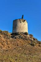 restos de antiguo abandonado molino en emporio pueblo en el sur lado de santorni Cicladas islas, Grecia. foto