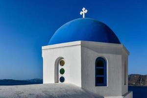 encantador ver oia pueblo en santorini isla, Grecia. tradicional famoso azul Hazme Iglesia terminado el caldera en Egeo mar. tradicional azul y blanco Cicladas arquitectura. foto