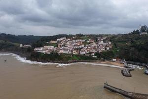 aéreo ver de el hermosa lastres pueblo en Asturias, España foto