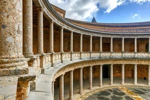 el único circular patio de el palacio de Charles v palacio Delaware carlos v con sus dos niveles de columnas de dórico y iónico columnatas, alhambra, granada, España. foto