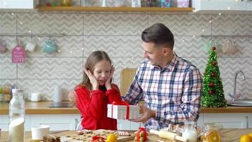 famiglia di papà e figlia su Natale vacanza video