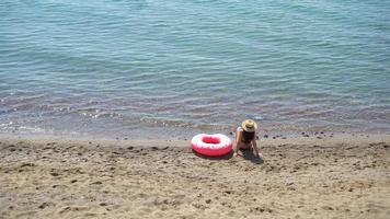 giovane donna nel bianca su il spiaggia video