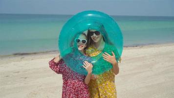 adoráveis meninas durante as férias de verão se divertem juntas video