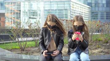 meninas vestindo uma máscara em um fundo de um edifício moderno, video