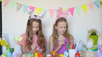 Feliz Páscoa. lindas crianças usando orelhas de coelho no dia de páscoa. video