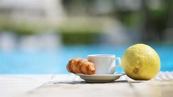 delicioso café da manhã limão, café, croissant à beira da piscina video