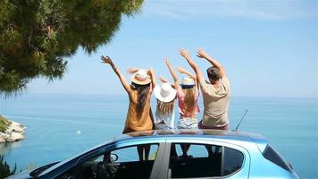 voyage en voiture d'été et jeune famille en vacances video