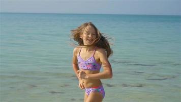 schattig klein meisje op het strand tijdens de zomervakantie video