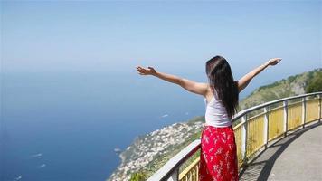 zomer vakantie in Italië. jong vrouw Aan de achtergrond, amalfi kust, Italië