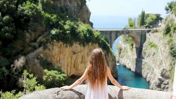 famosa praia fiordo di furore vista da ponte. video