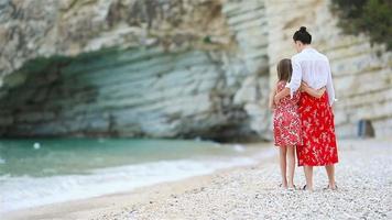 hermosa madre e hija en la playa caribeña disfrutando de las vacaciones de verano. video