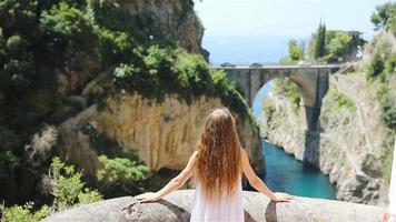 famosa praia fiordo di furore vista da ponte. video