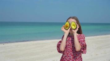 jolie petite fille à la plage pendant les vacances d'été video
