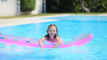 adorable niño pequeño juega en la piscina al aire libre video