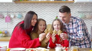 contento famiglia infornare biscotti per Natale video