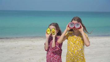 schattig weinig meisjes Bij strand gedurende zomer vakantie video