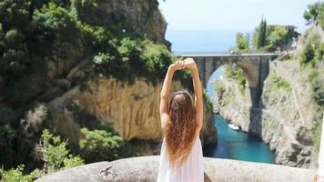 famoso fiordo di furor playa visto desde puente. amalfitana costa en Italia. video