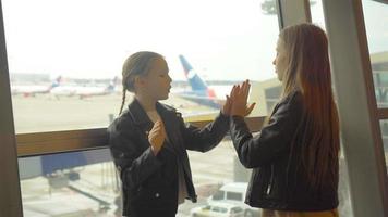 kleines kind im flughafen, das auf das einsteigen wartet video