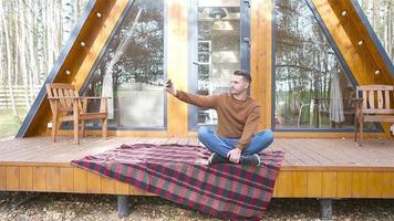 contento uomo su il terrazza nel autunno video