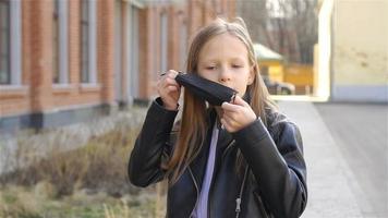 garota usando uma máscara protege contra coronavírus e gripp video