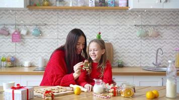 familia feliz madre e hija hornean galletas para navidad