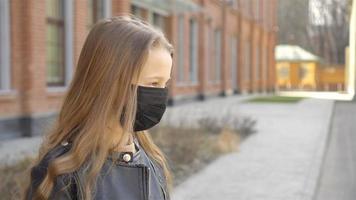 meisje vervelend een masker beschermen tegen coronavirus en greep video