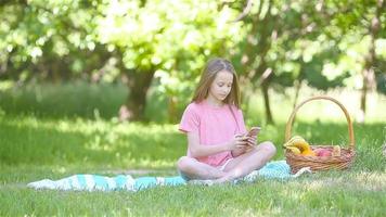 två liten barn på picknick i de parkera video