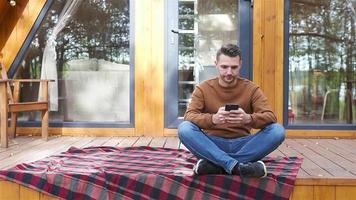 contento uomo su il terrazza nel autunno video