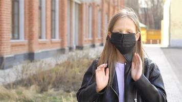 garota usando uma máscara protege contra coronavírus e gripp video