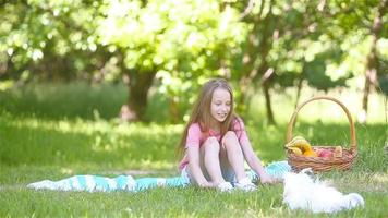 Due poco bambini su picnic nel il parco video