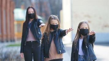 famiglia indossare un' maschera su un' sfondo di un' moderno costruzione, video