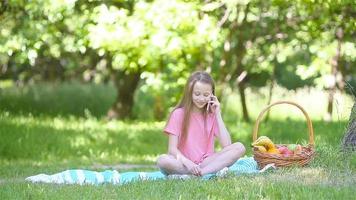 weinig meisje in yoga positie in de park. video