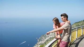 zomer vakantie in Italië. jong Mens en weinig dochter Aan de achtergrond, amalfi kust, Italië video