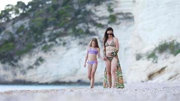 hermosa madre e hija en la playa video