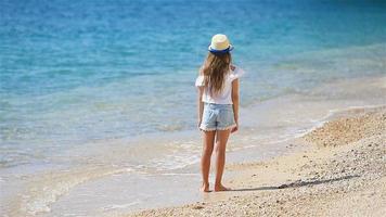 schattig klein meisje tijdens strandvakantie plezier video