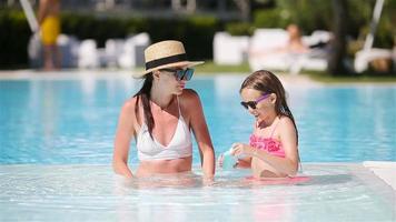 famille profitant des vacances d'été dans une piscine de luxe