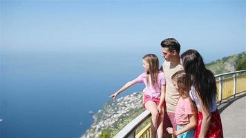 zomer vakantie in Italië. jong familie van vier Aan de achtergrond, amalfi kust, Italië