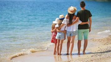 jovem família de férias se diverte muito video