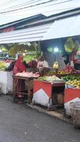 un tienda ese vende pollo carne en un tradicional mercado foto