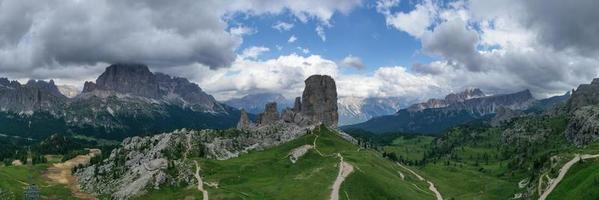 panorámico paisaje de el cinque torri en el dolomita montañas de Italia. foto