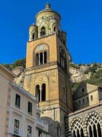 el amalfi catedral campana torre en amalfi, Italia. el escalera y central fachada, dedicado a el apóstol Santo Andrés, romano católico Iglesia en el plaza del duomo foto