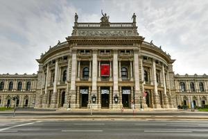 Viena, Austria - jul 17, 2021, hermosa ver de histórico Burgtheater imperial Corte teatro con famoso salchicha anillostrasse en Viena, Austria foto
