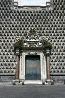 fachada de el barroco gesu nuovo iglesia, decorativo portal en Nápoles, Italia. foto