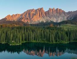 lago di Carezza Carezza lago y dolomiti en trentino-alto-adigio, Italia foto