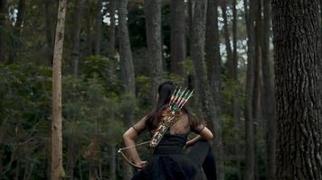 un cazador con un negro disfraz esperando para un ciervo en el selva video