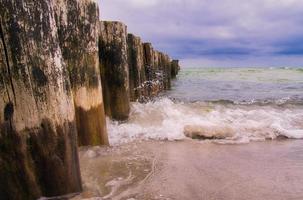 en la playa del mar báltico en zingst. vista al mar con espigón. paisaje foto