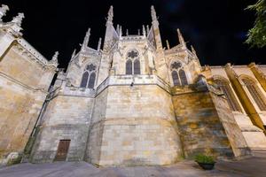 principal gótico fachada de León catedral en el noche, España foto